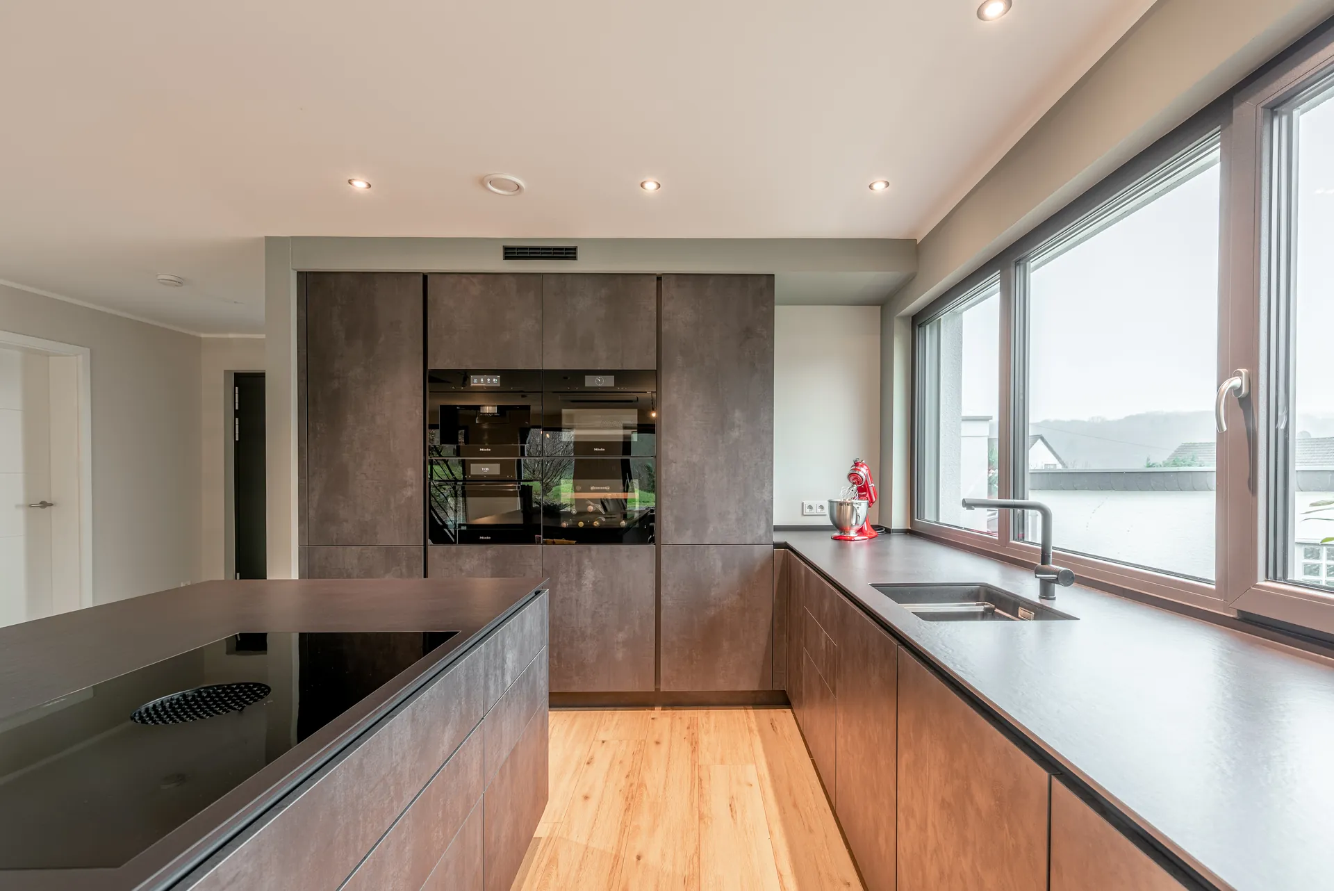 Designküche in Betonoptik – Küche mit Betonfronten und Insel