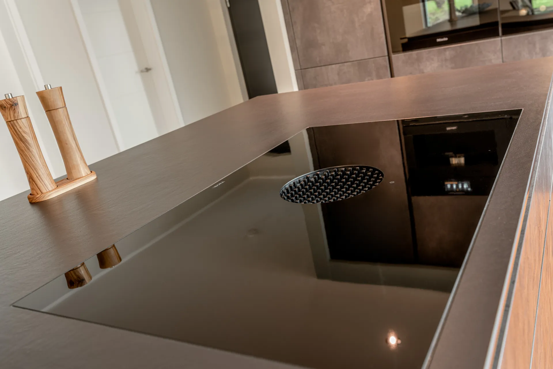 Designküche in Betonoptik – Küche mit Betonfronten und Insel