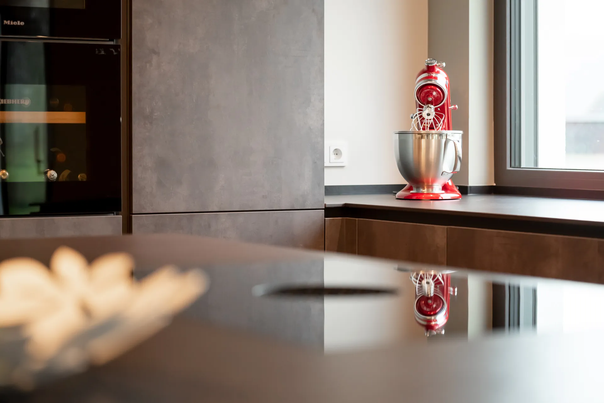 Designküche in Betonoptik – Küche mit Betonfronten und Insel