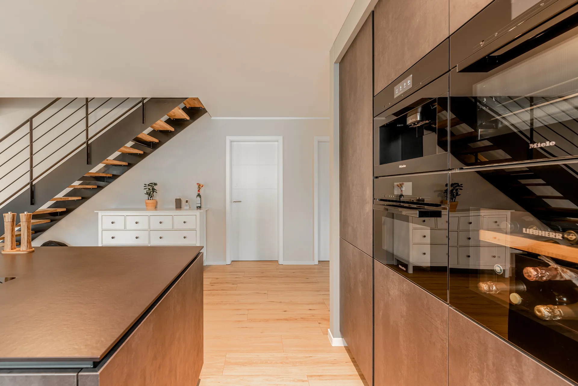 Designküche in Betonoptik – Küche mit Betonfronten und Insel