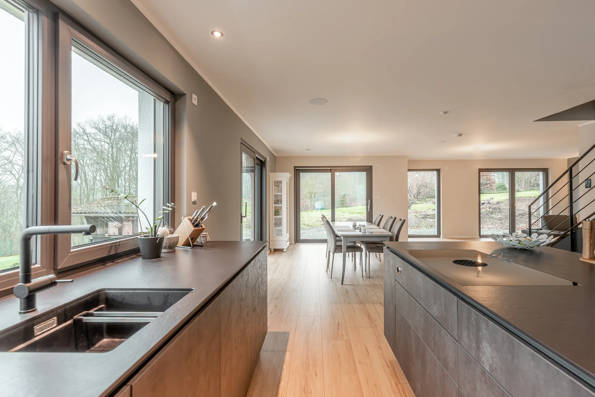 Designküche in Betonoptik – Küche mit Betonfronten und Insel