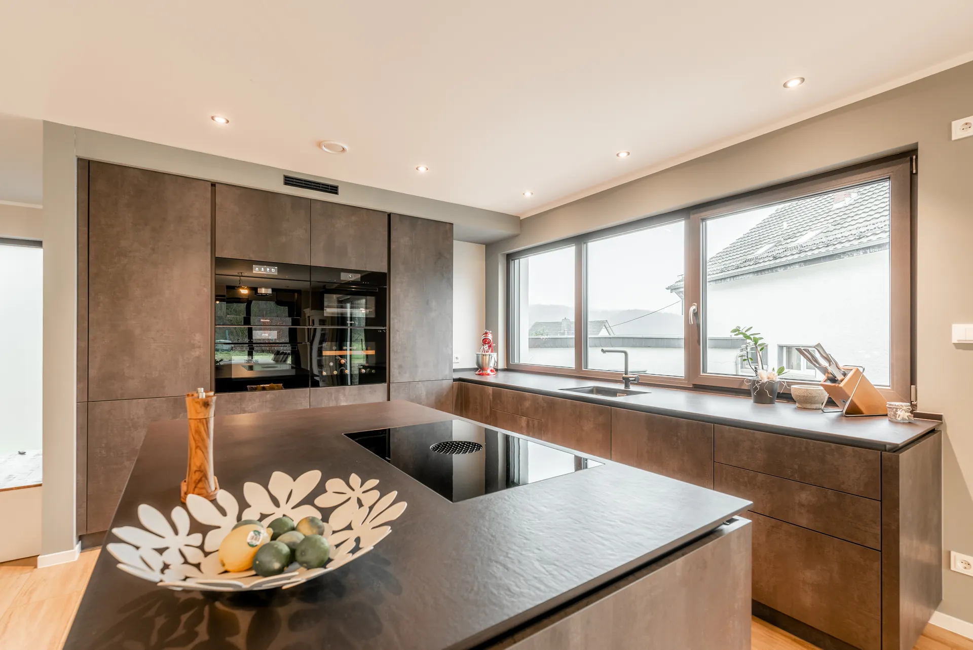 Designküche in Betonoptik – Küche mit Betonfronten und Insel