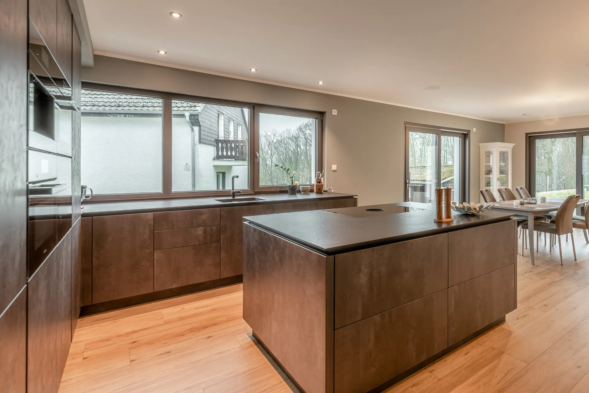 Designküche in Betonoptik – Küche mit Betonfronten und Insel