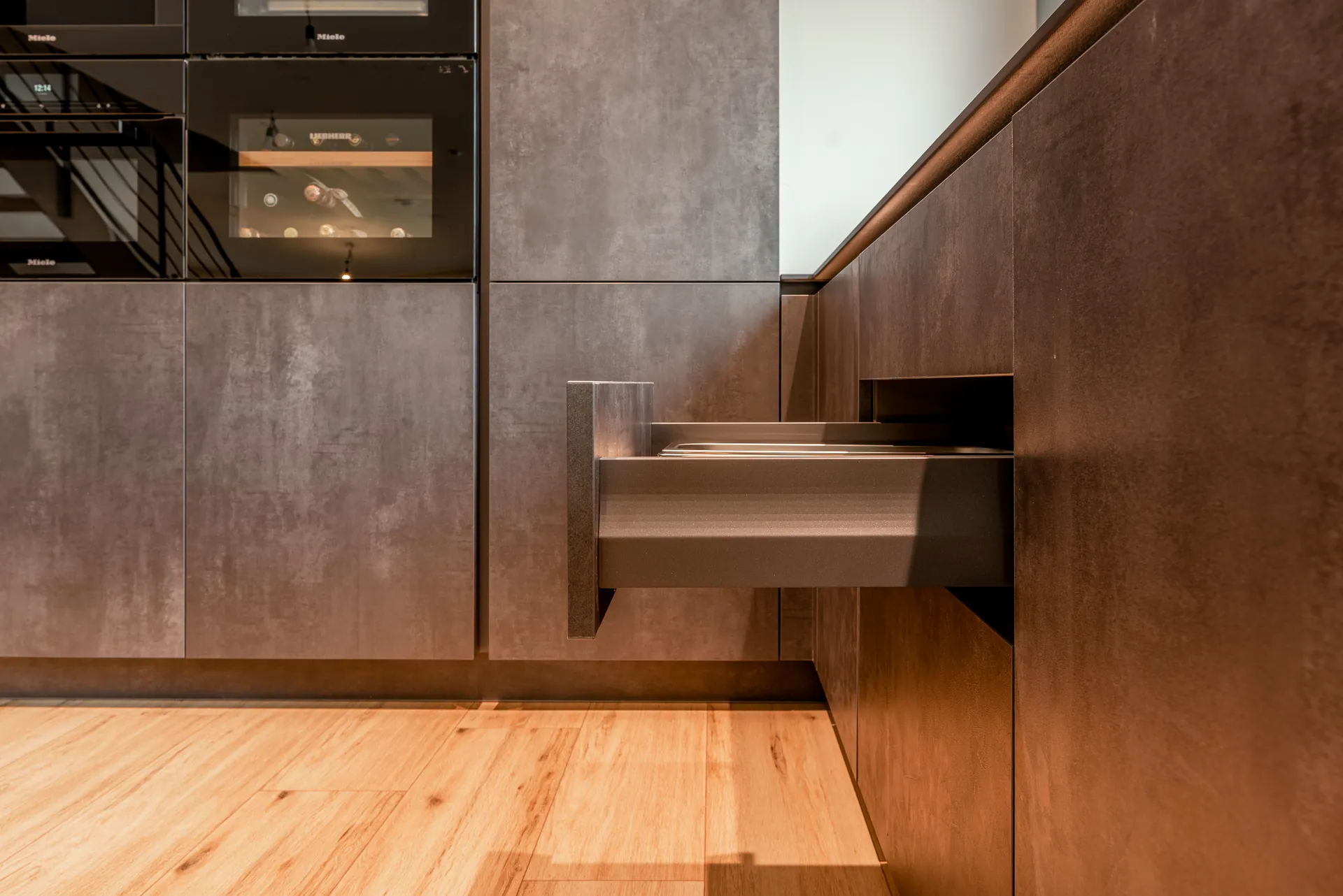 Designküche in Betonoptik – Küche mit Betonfronten und Insel