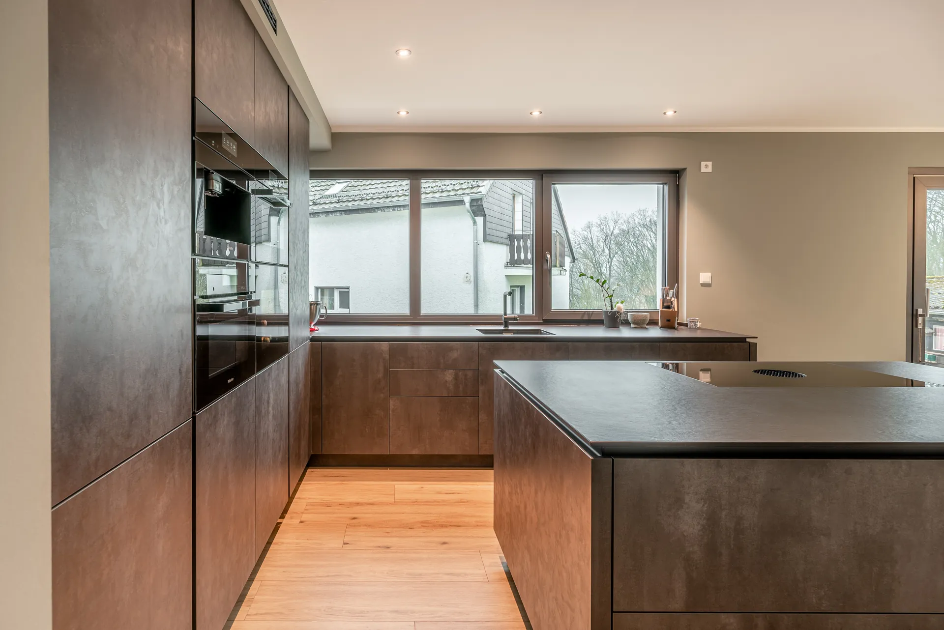 Designküche in Betonoptik – Küche mit Betonfronten und Insel