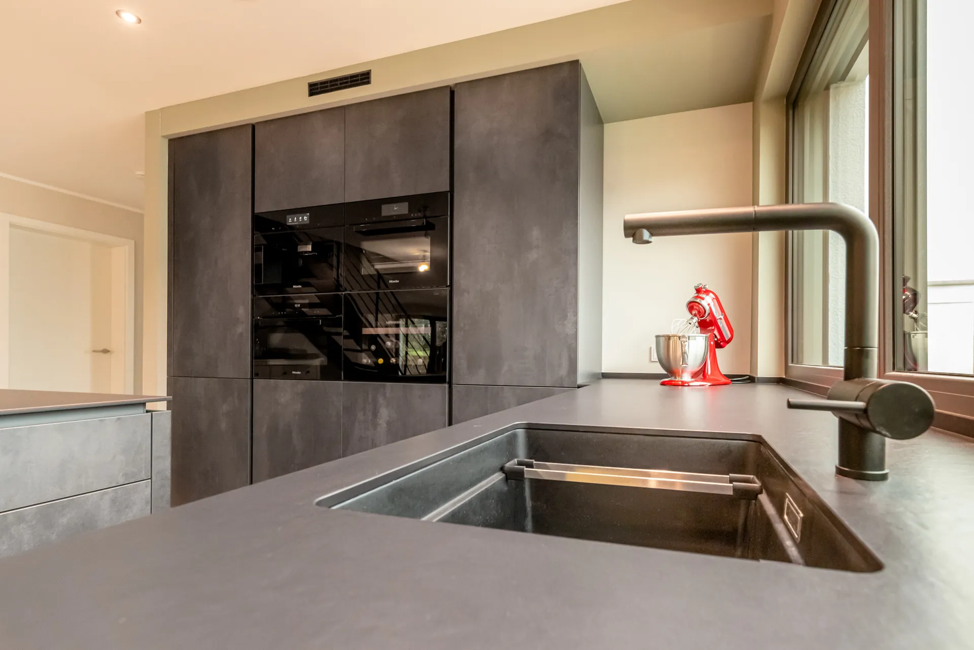 Designküche in Betonoptik – Küche mit Betonfronten und Insel
