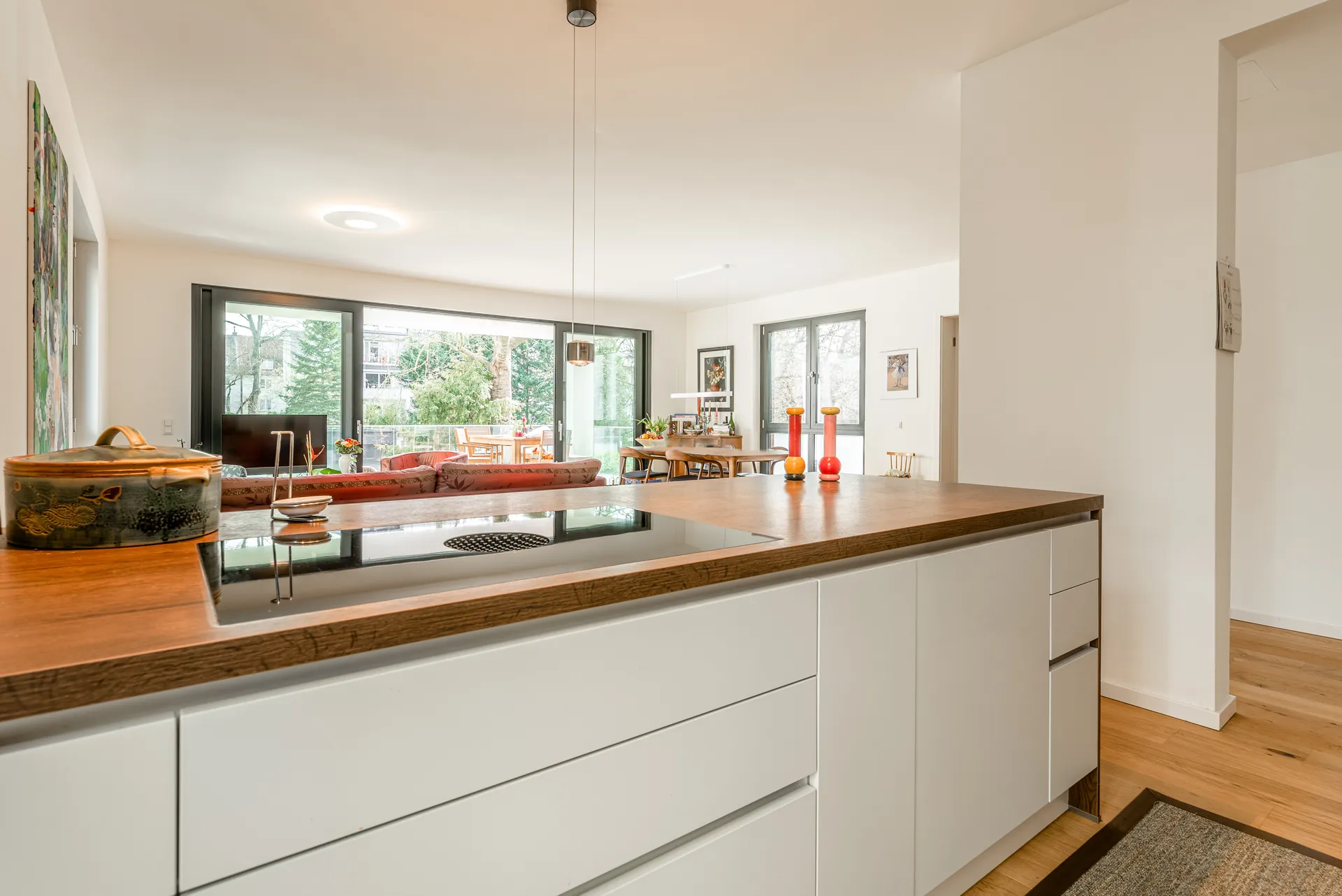 Grifflose Küche – Weiße Küche mit raumhoher Planung