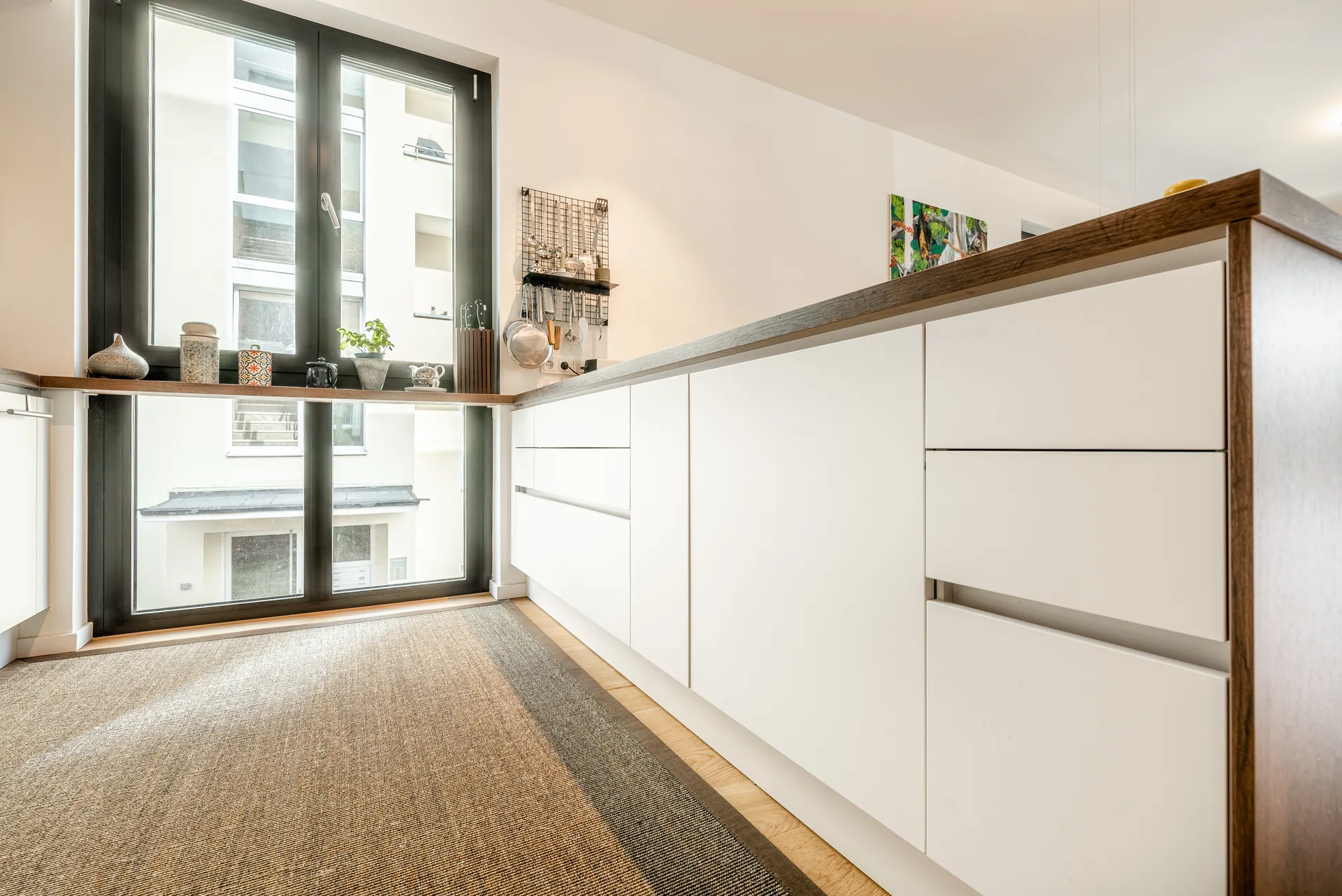 Grifflose Küche – Weiße Küche mit raumhoher Planung