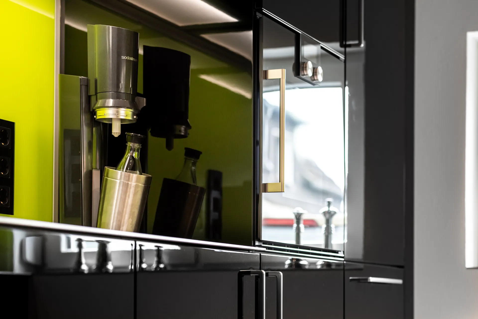 Designküche in Schwarz – Hochglanz Küche mit Naturstein-Arbeitsplatte