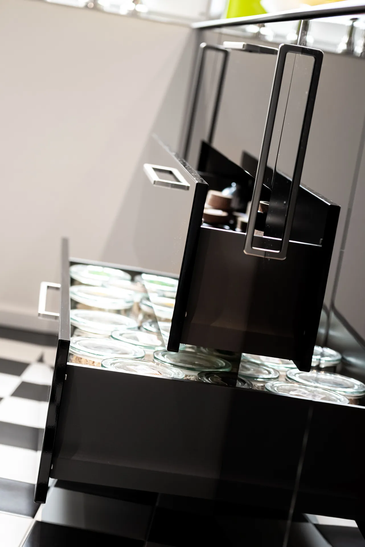 Designküche in Schwarz – Hochglanz Küche mit Naturstein-Arbeitsplatte