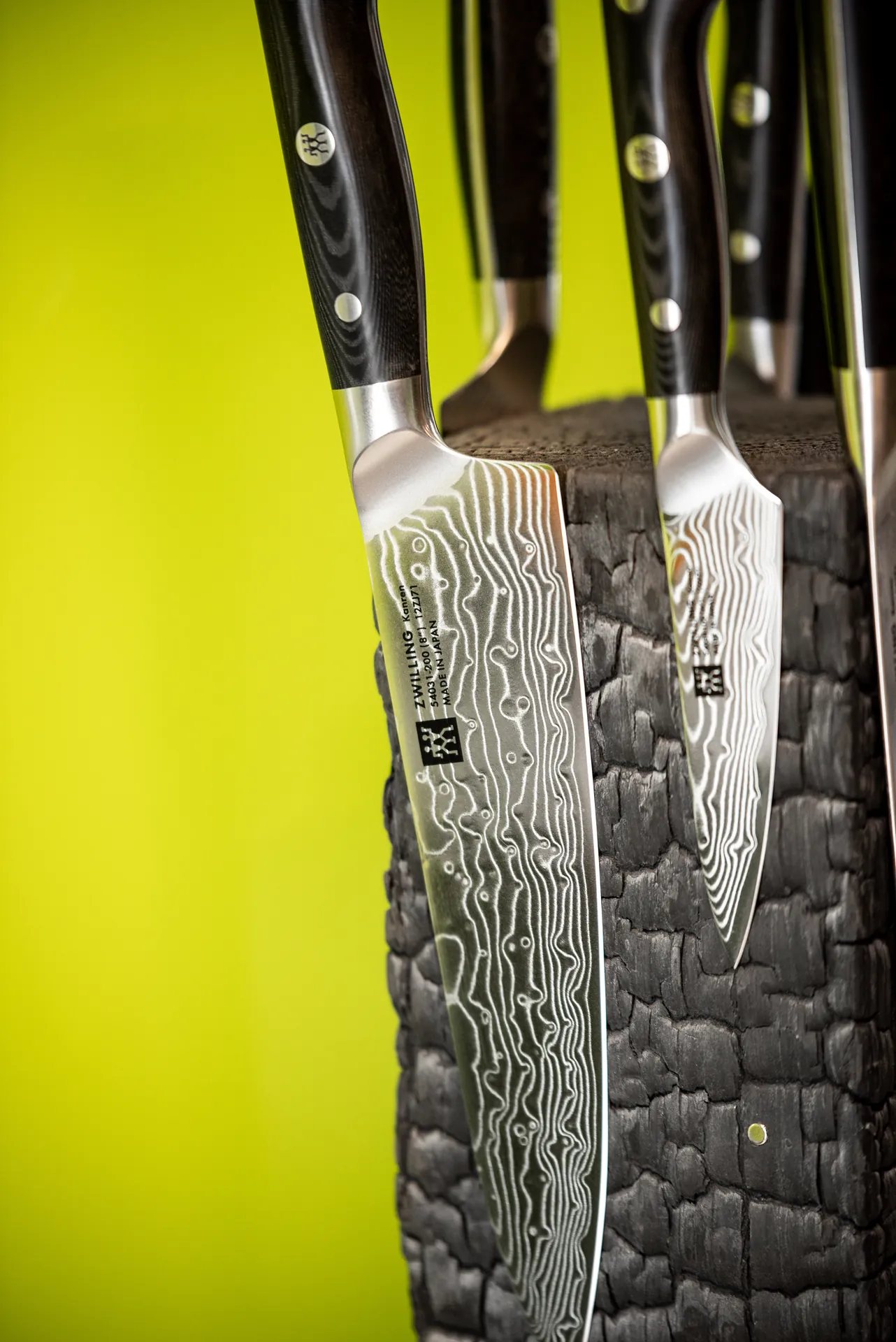 Designküche in Schwarz – Hochglanz Küche mit Naturstein-Arbeitsplatte