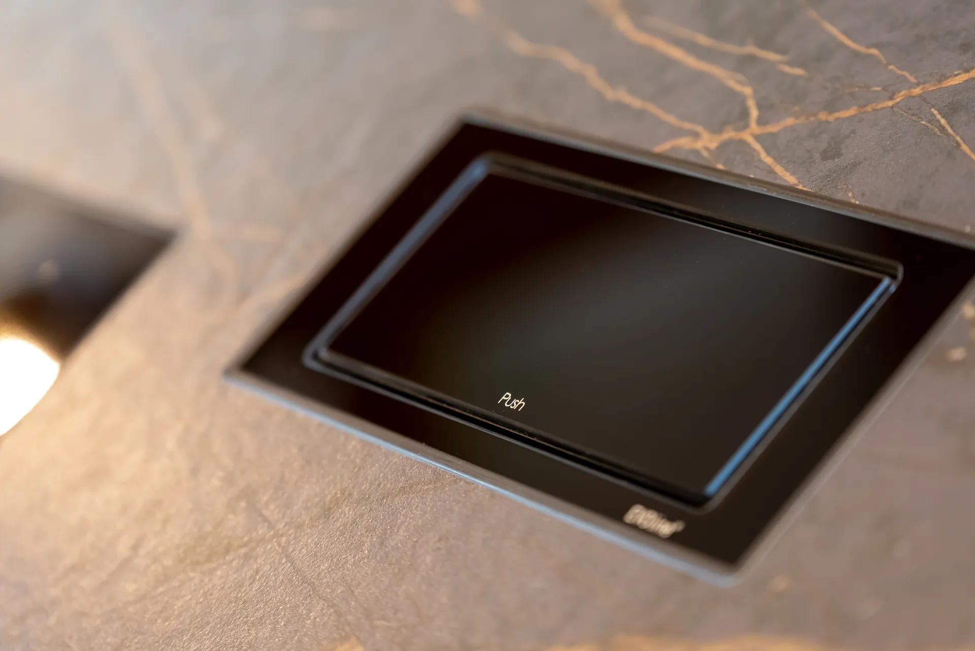 Designküche in Schwarz – Leicht Küche im zweifarbigen Design