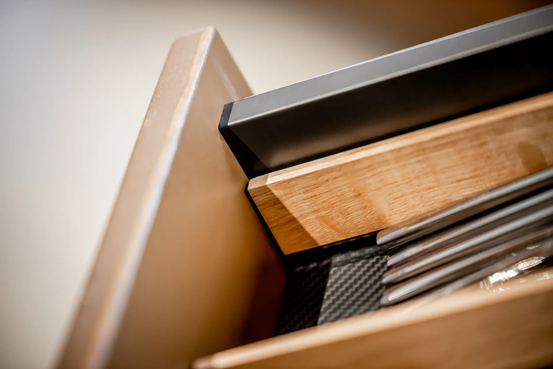 Designküche in Schwarz – Leicht Küche im zweifarbigen Design