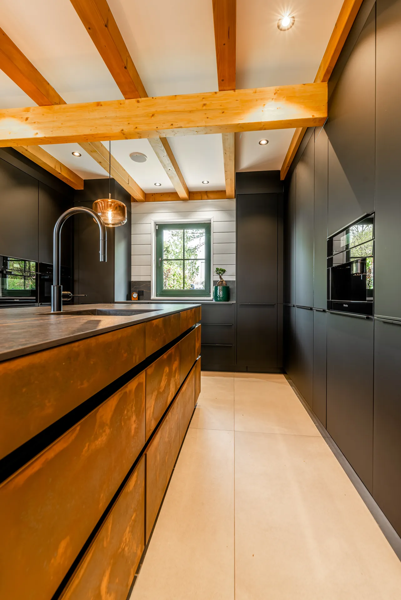 Designküche in Schwarz – Leicht Küche im zweifarbigen Design