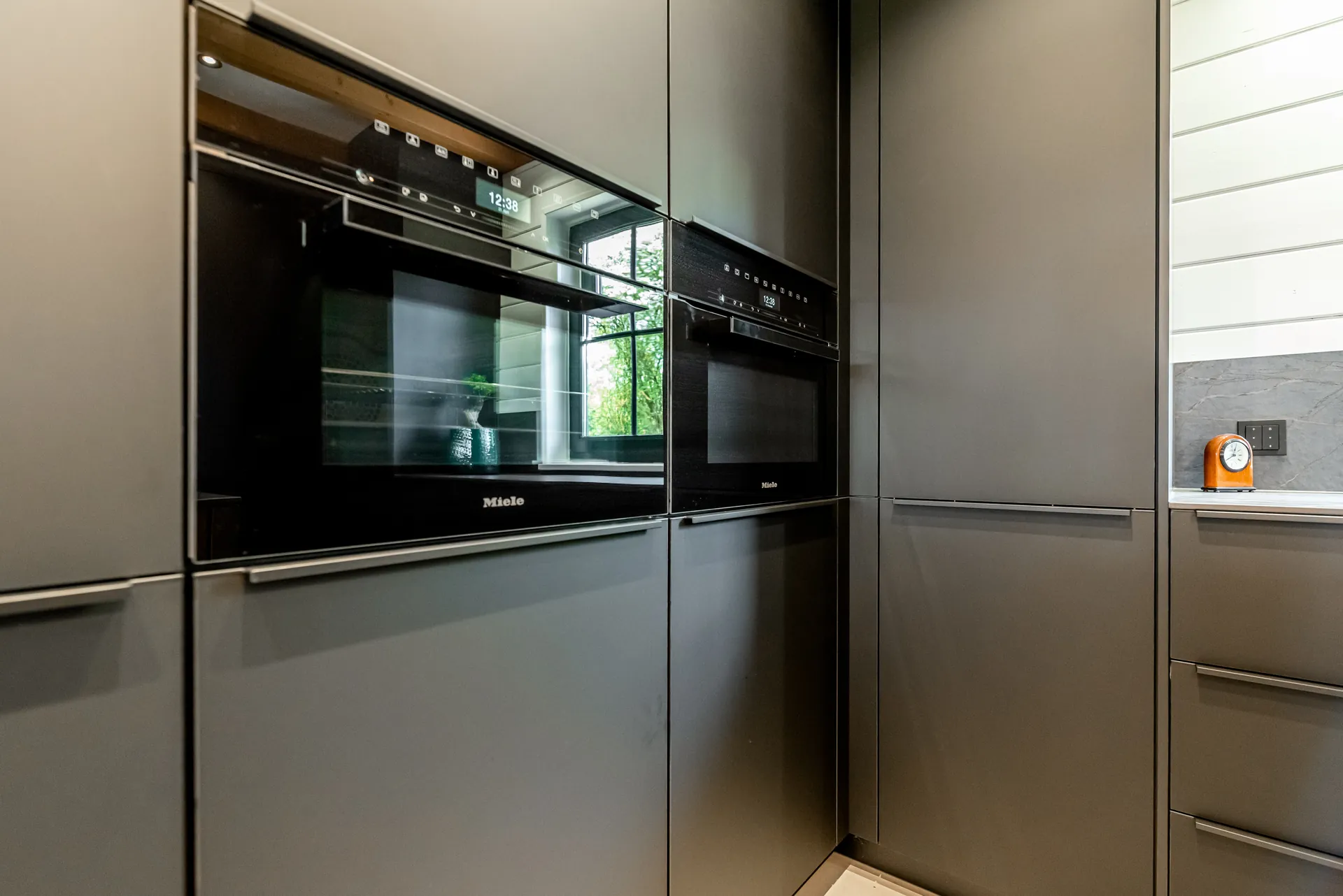 Designküche in Schwarz – Leicht Küche im zweifarbigen Design