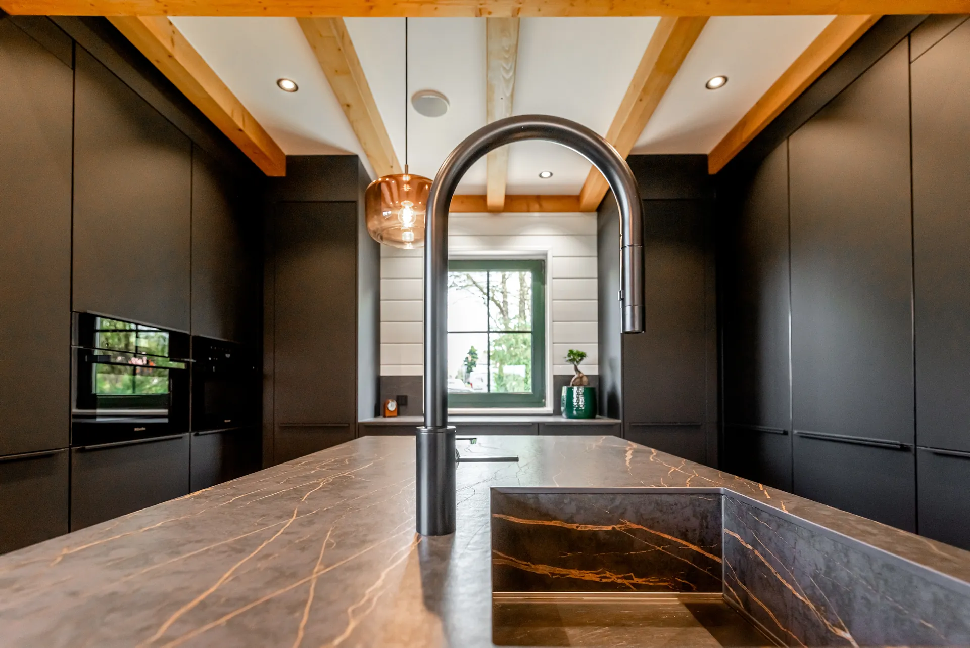 Designküche in Schwarz – Leicht Küche im zweifarbigen Design