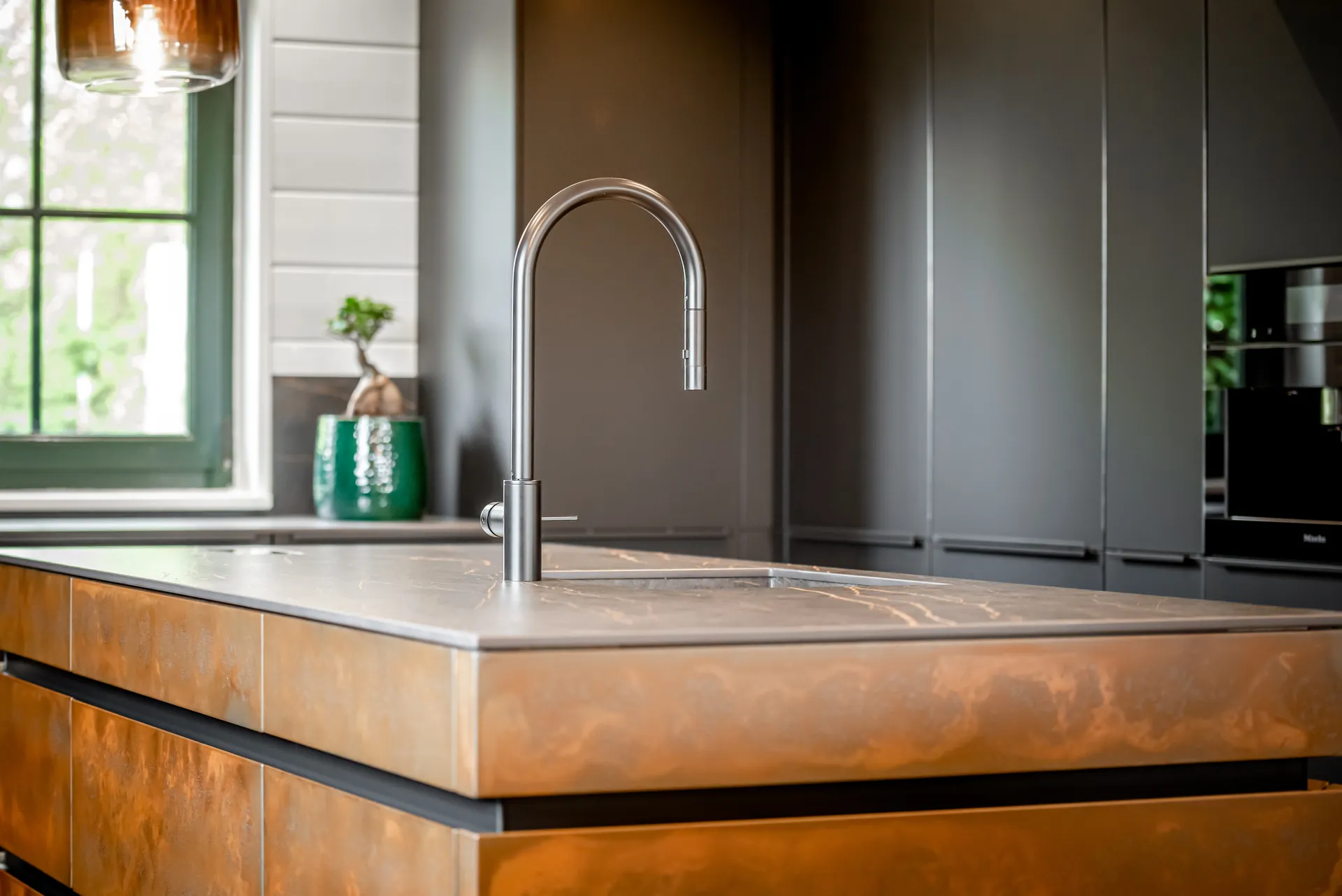 Designküche in Schwarz – Leicht Küche im zweifarbigen Design