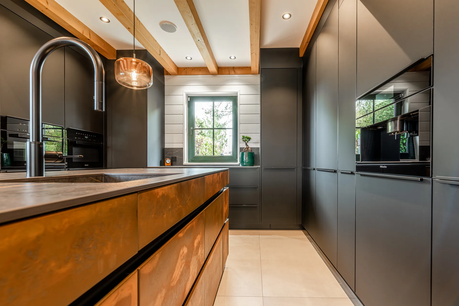 Designküche in Schwarz – Leicht Küche im zweifarbigen Design