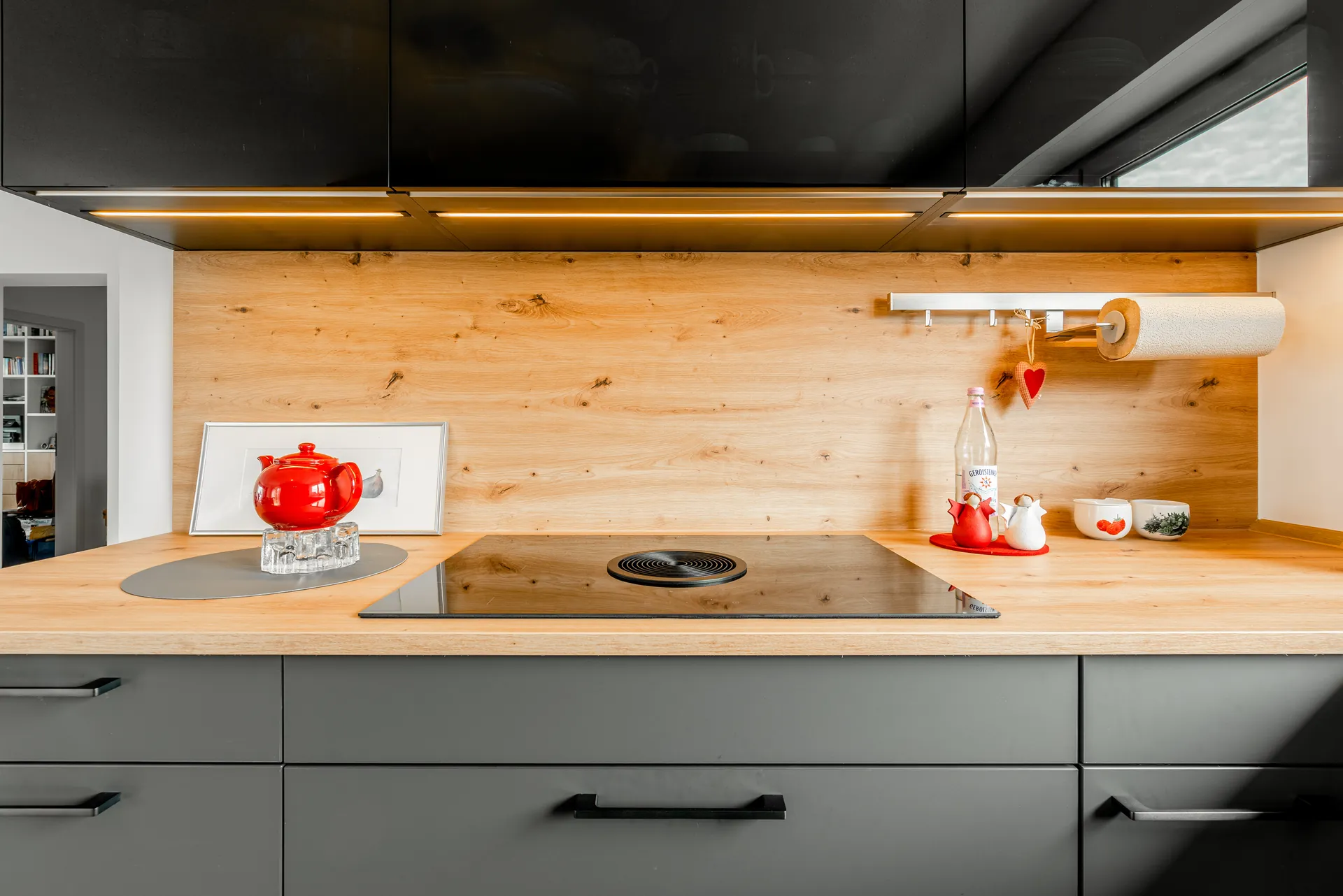 Designküche – Offene U-Küche in Graphit kombiniert