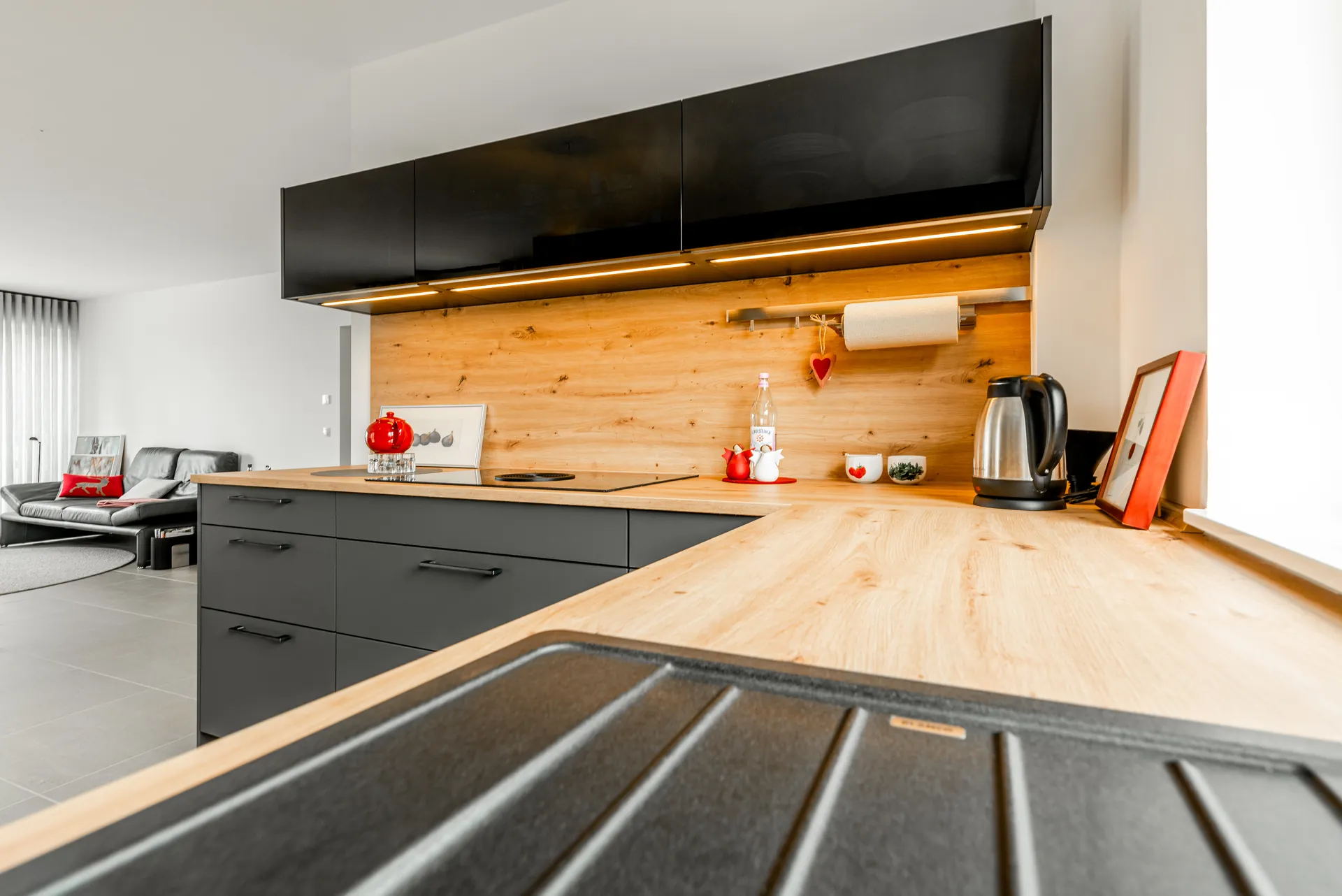 Designküche – Offene U-Küche in Graphit kombiniert