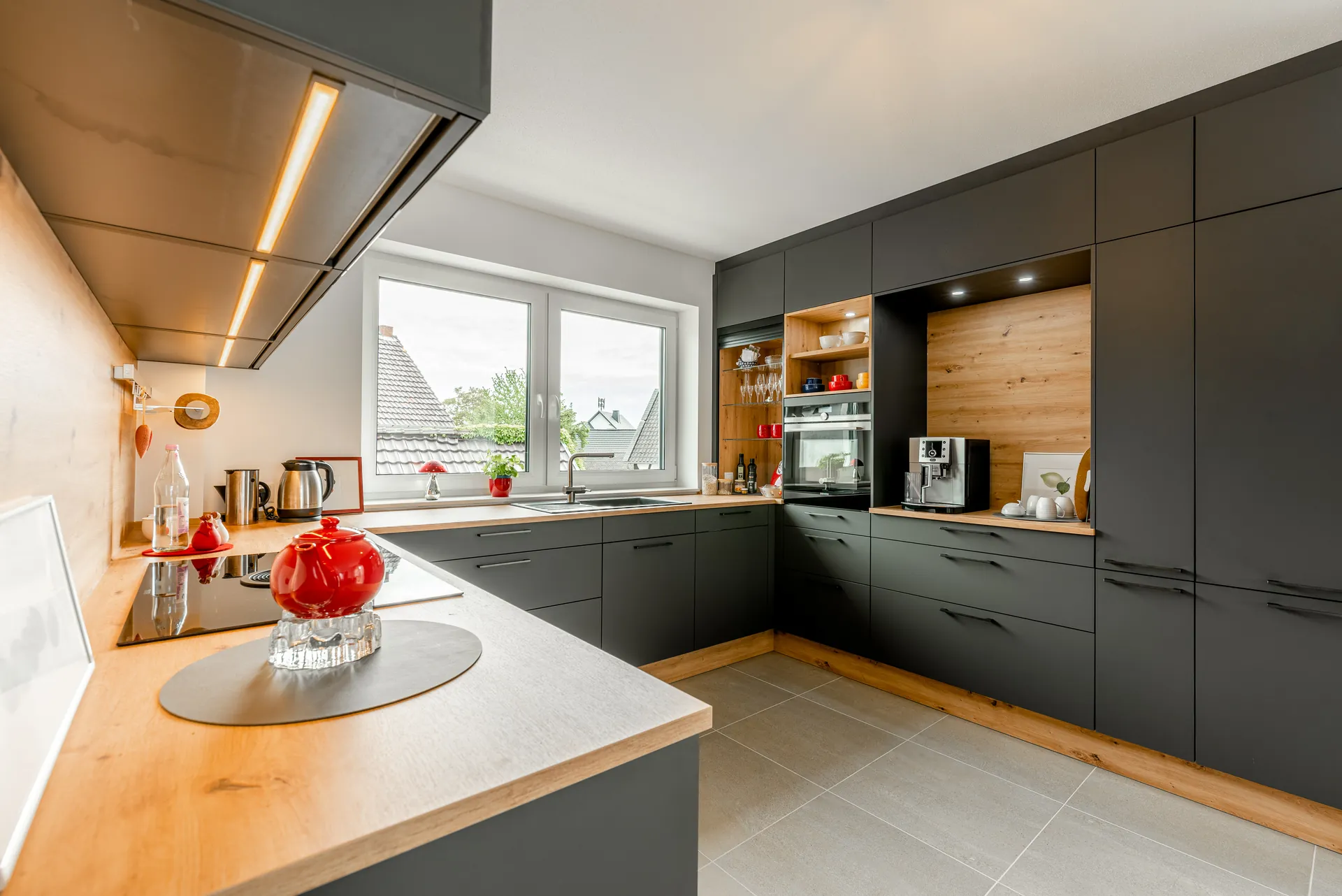 Designküche – Offene U-Küche in Graphit kombiniert