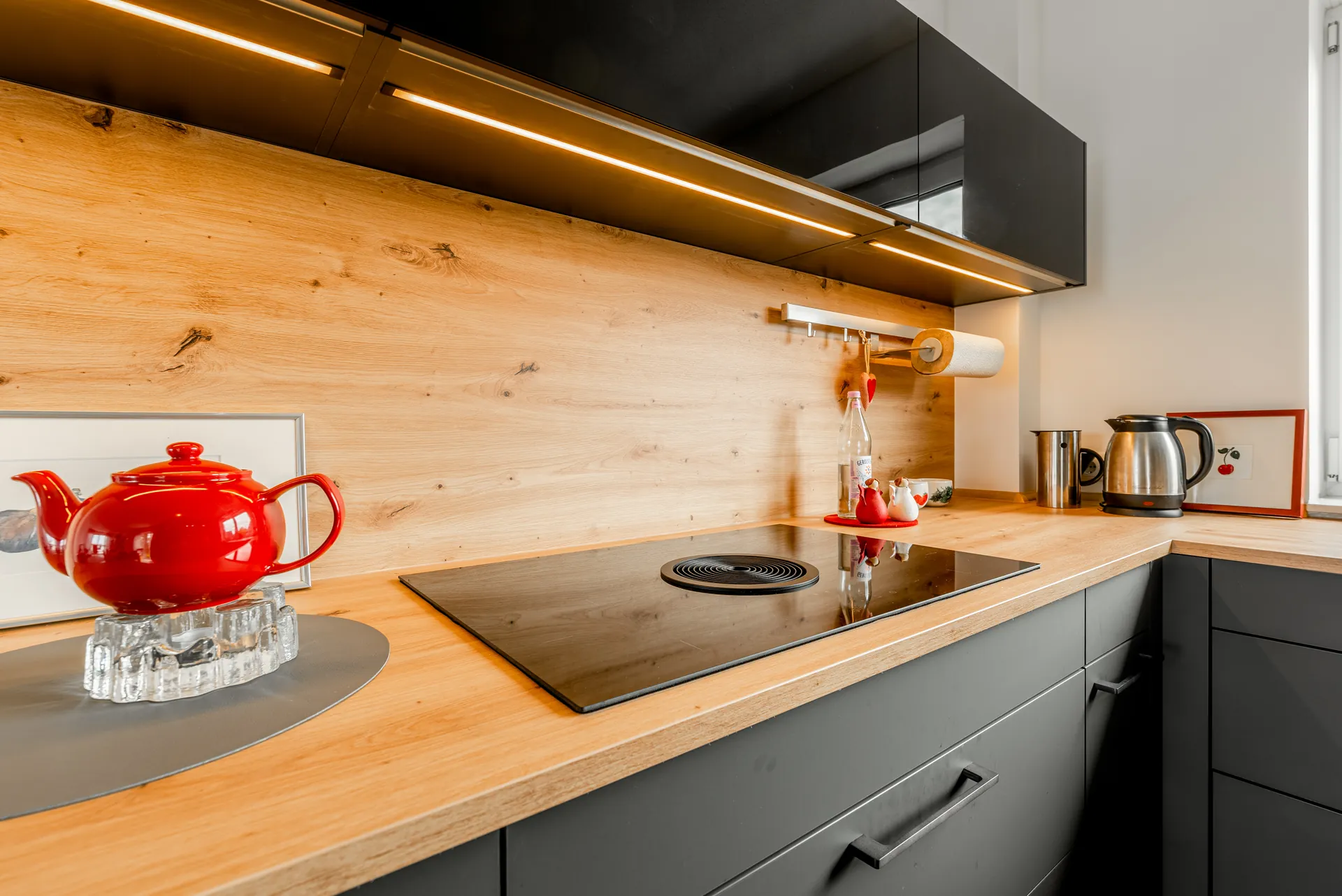 Designküche – Offene U-Küche in Graphit kombiniert