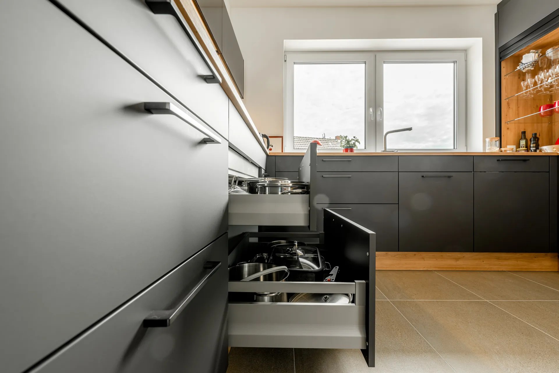 Designküche – Offene U-Küche in Graphit kombiniert