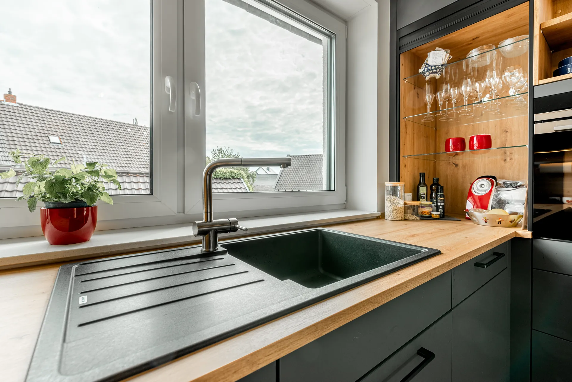 Designküche – Offene U-Küche in Graphit kombiniert