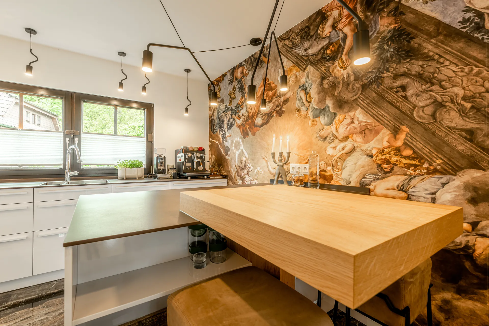 Designküche – Leicht Küche mit Keramik und Thekenlösung