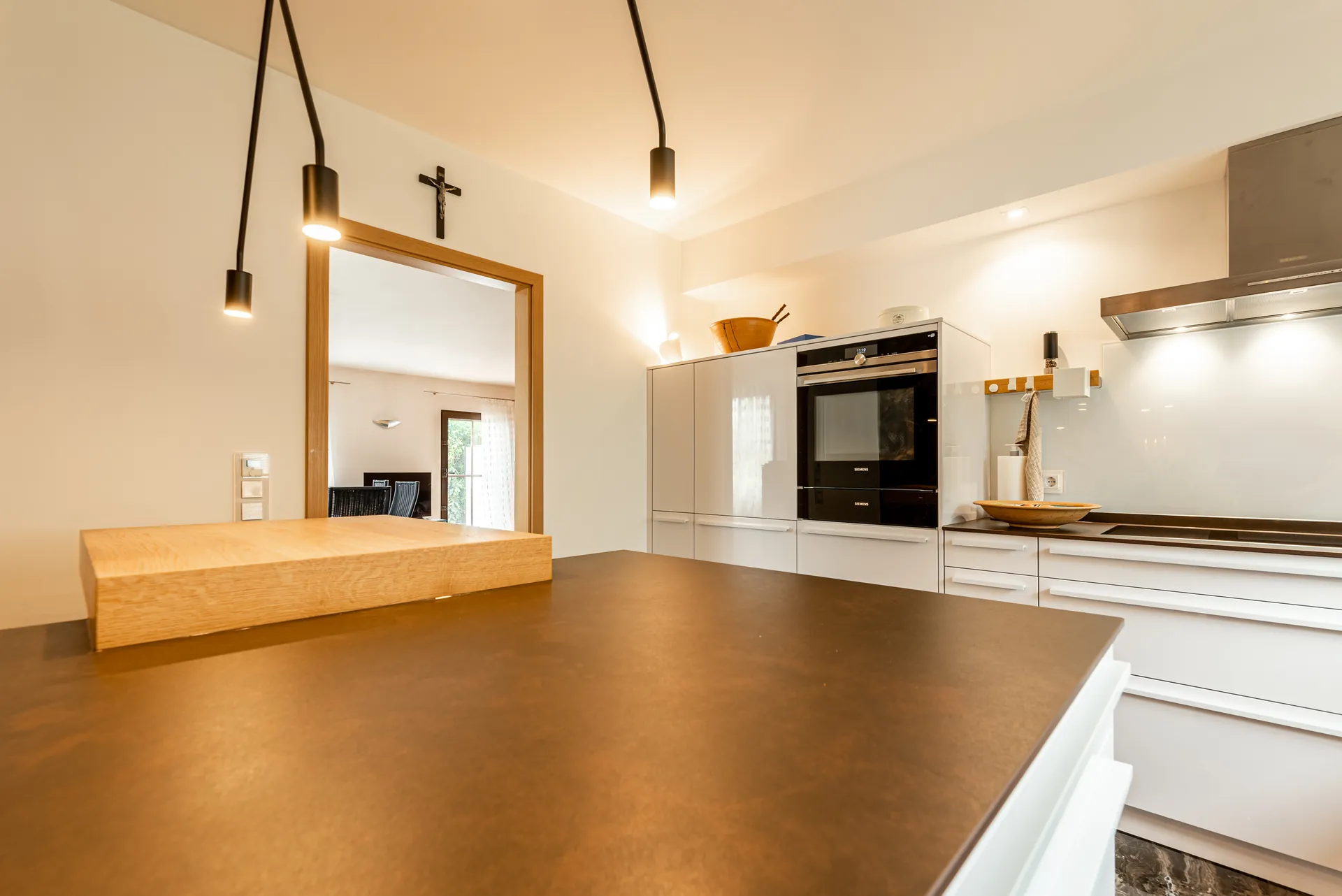 Designküche – Leicht Küche mit Keramik und Thekenlösung
