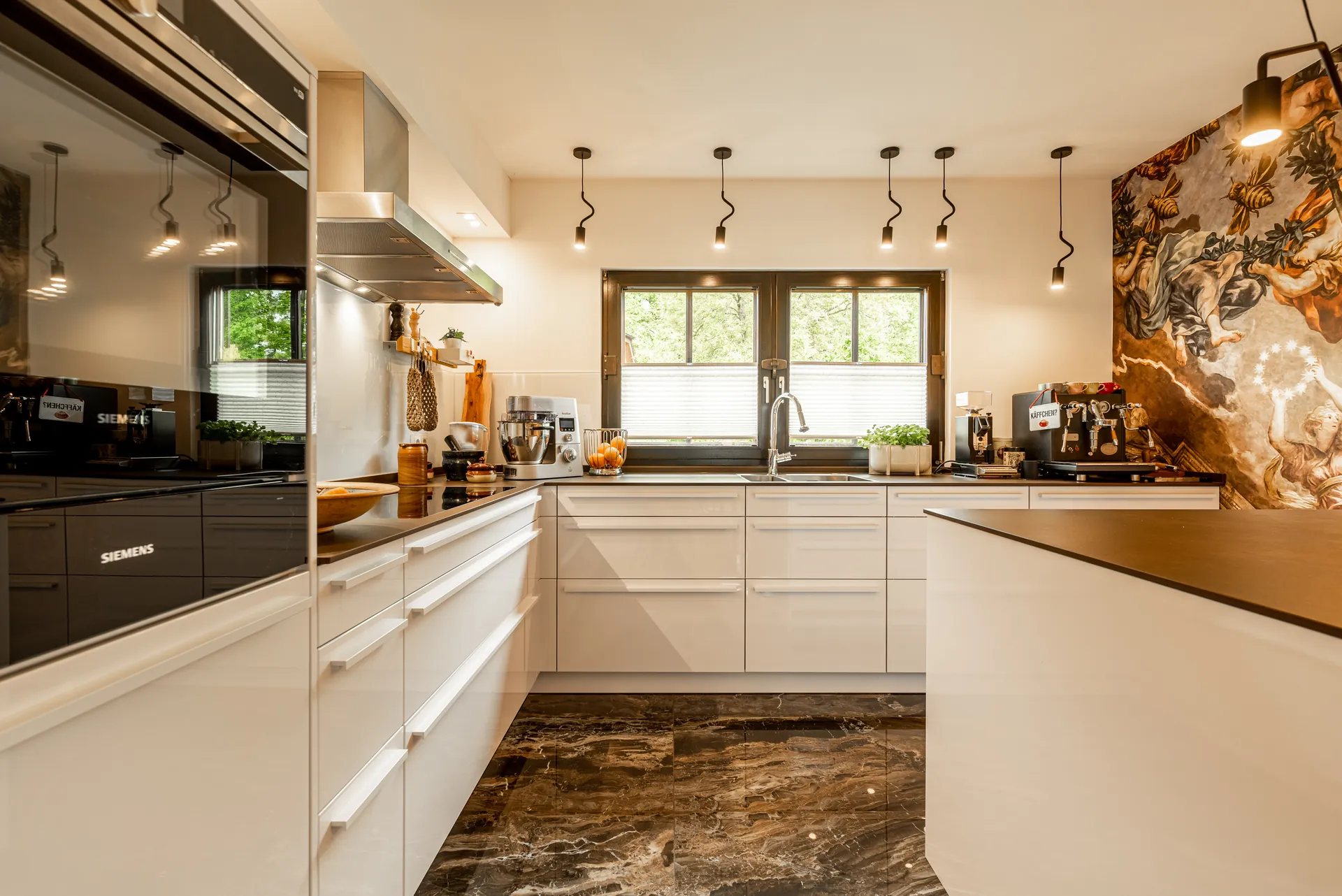 Designküche – Leicht Küche mit Keramik und Thekenlösung