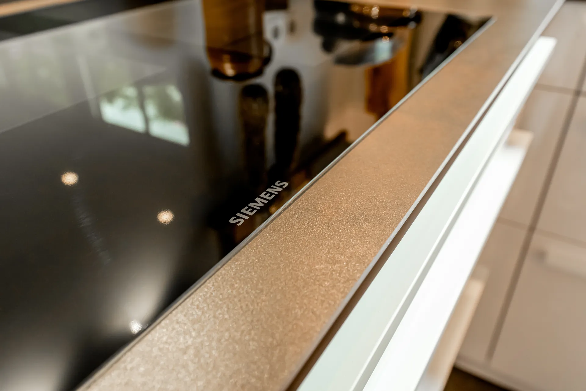 Designküche – Leicht Küche mit Keramik und Thekenlösung
