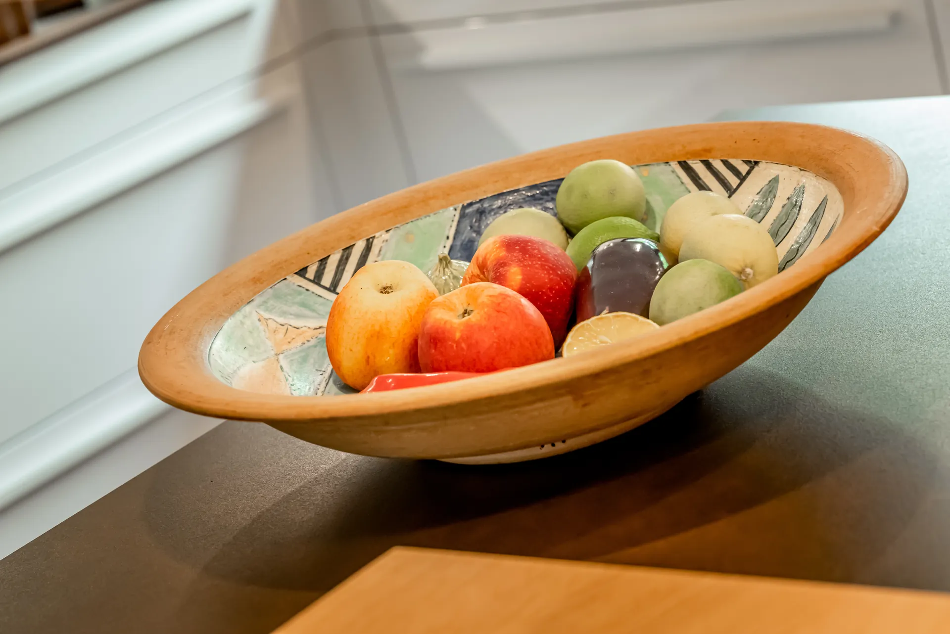 Designküche – Leicht Küche mit Keramik und Thekenlösung