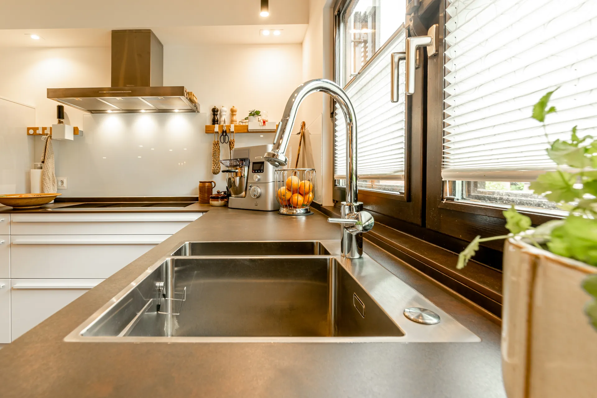 Designküche – Leicht Küche mit Keramik und Thekenlösung