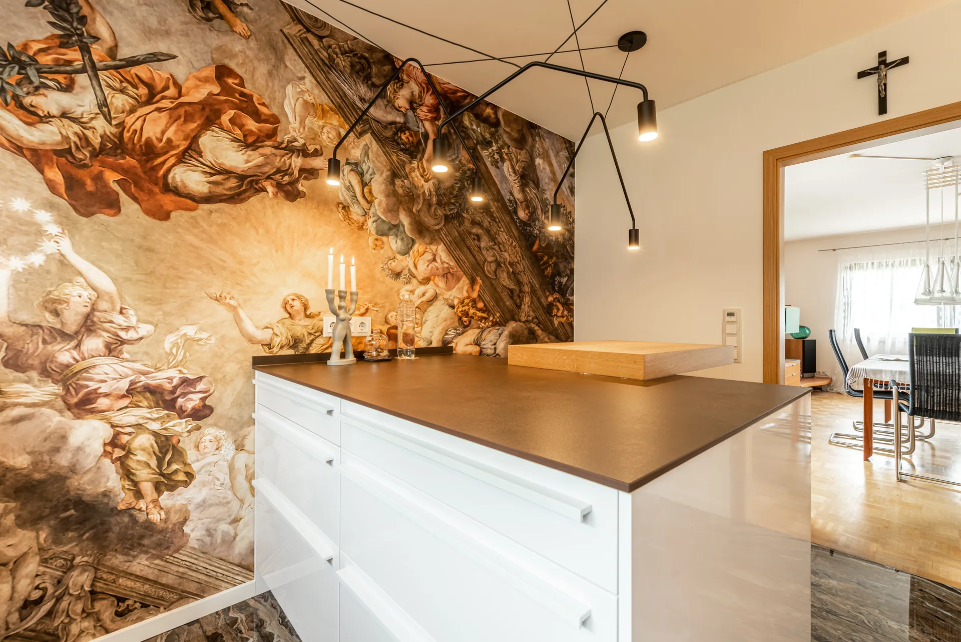 Designküche – Leicht Küche mit Keramik und Thekenlösung
