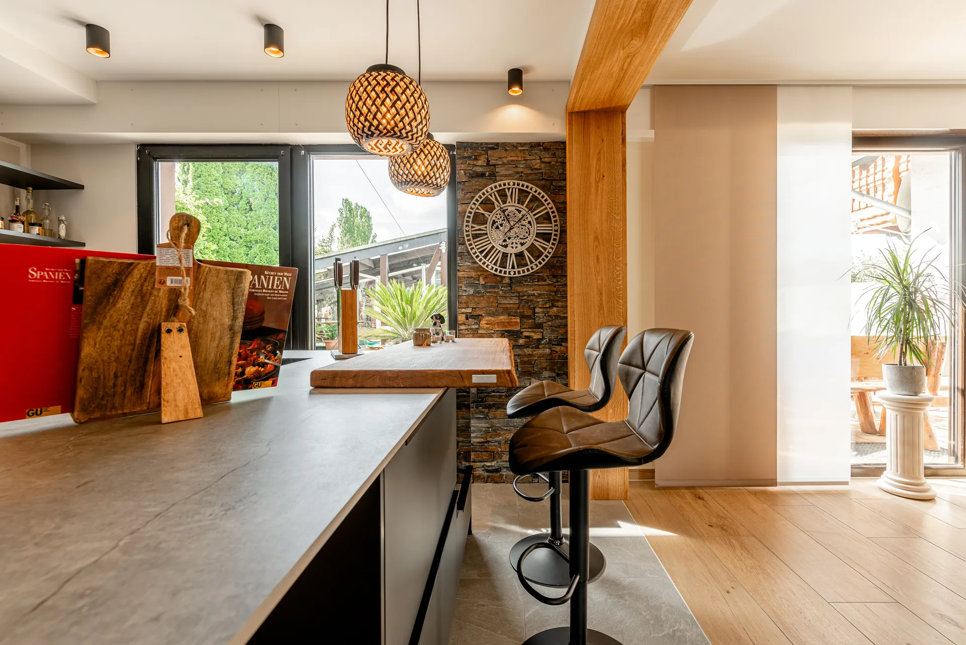 Designküche in Holz – Küche mit Keramik und Holzfront