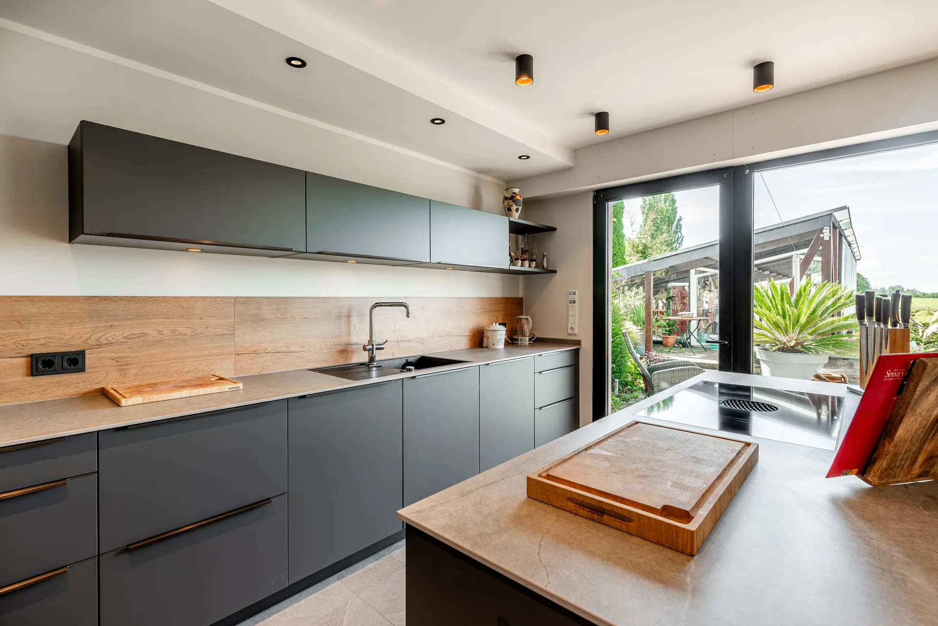 Designküche in Holz – Küche mit Keramik und Holzfront