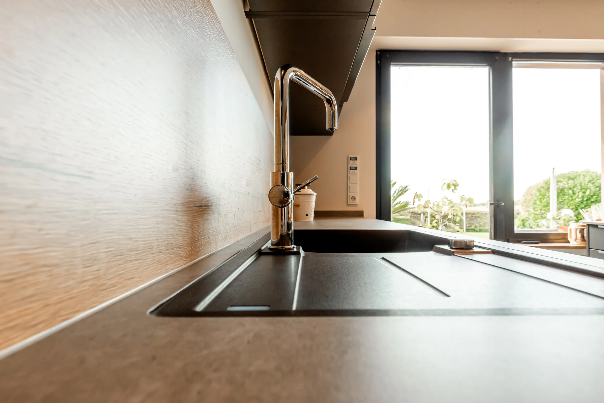 Designküche in Holz – Küche mit Keramik und Holzfront