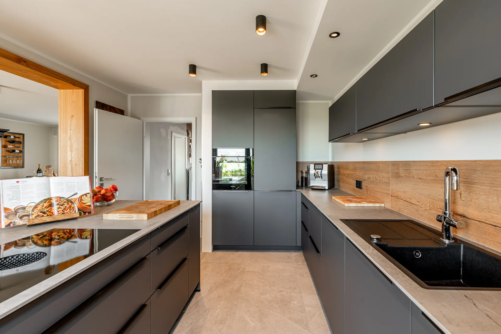 Designküche in Holz – Küche mit Keramik und Holzfront
