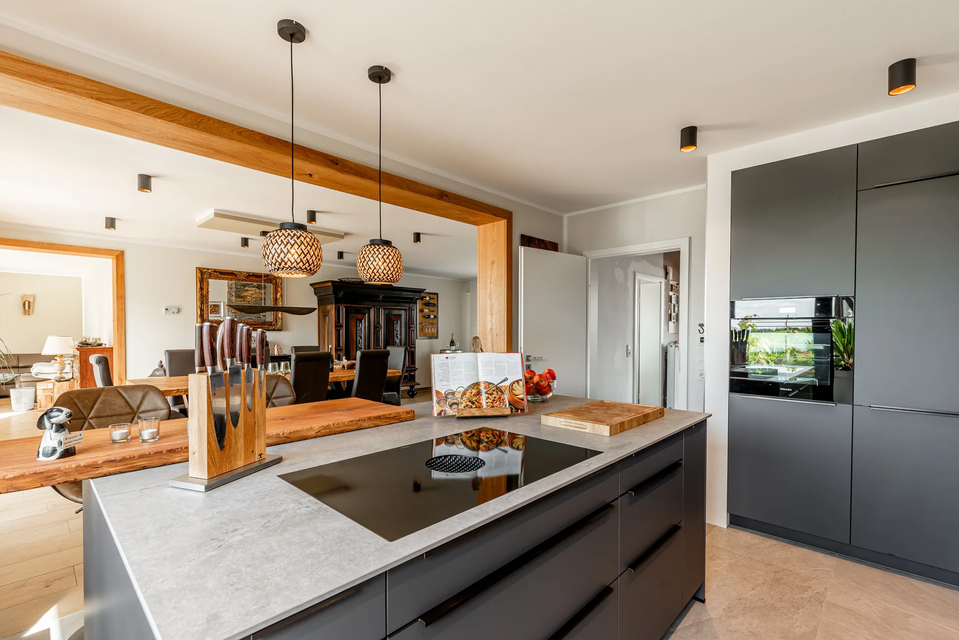 Designküche in Holz – Küche mit Keramik und Holzfront