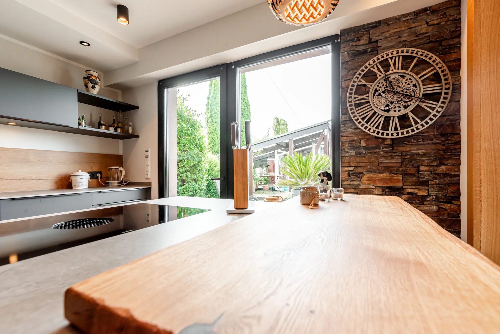 Designküche in Holz – Küche mit Keramik und Holzfront