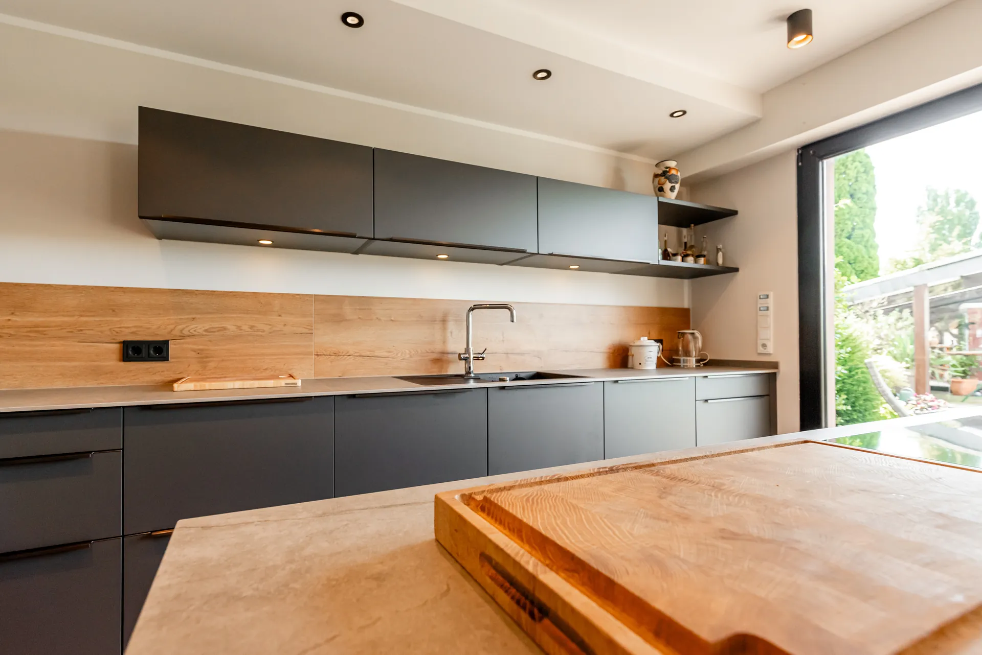 Designküche in Holz – Küche mit Keramik und Holzfront
