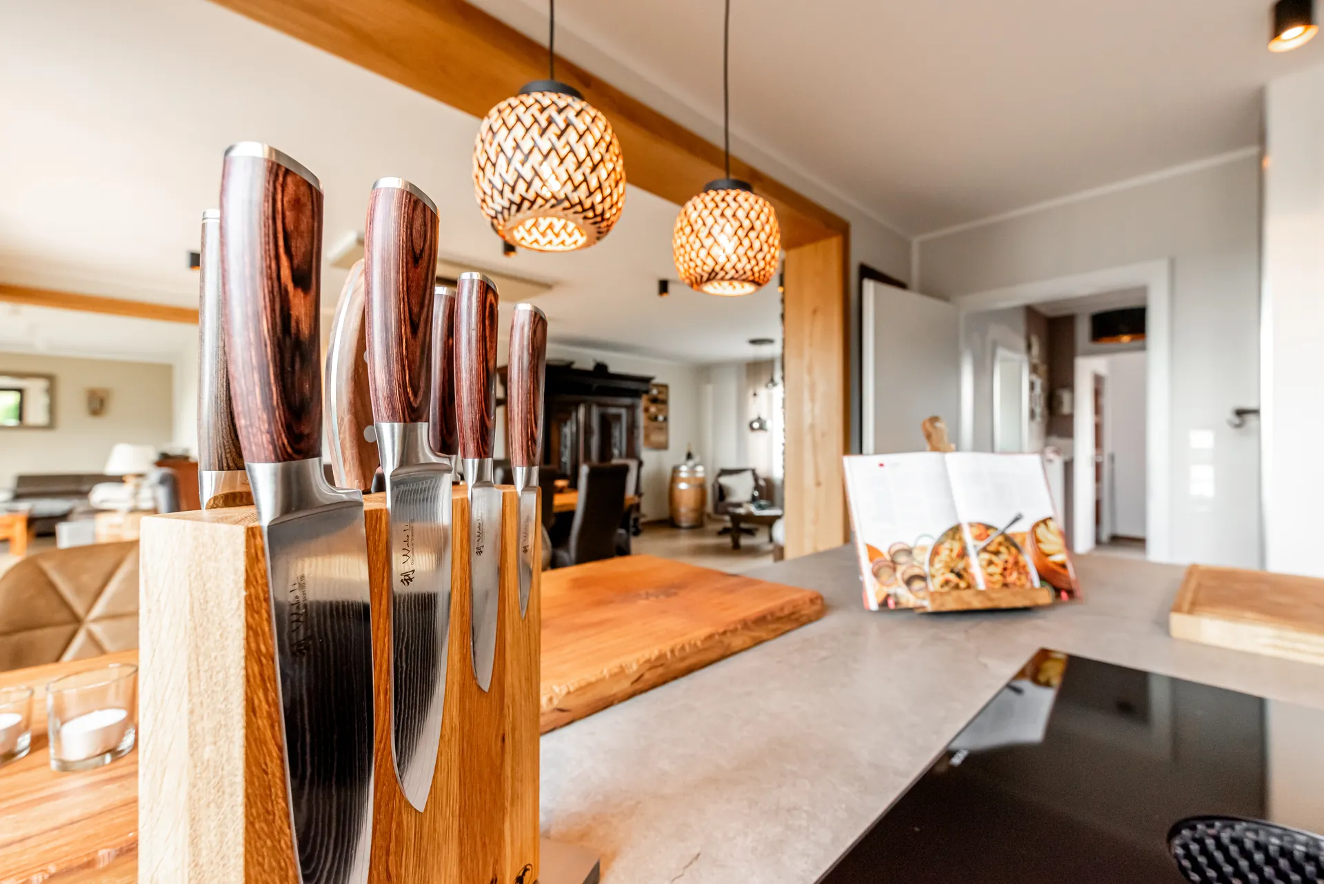 Designküche in Holz – Küche mit Keramik und Holzfront