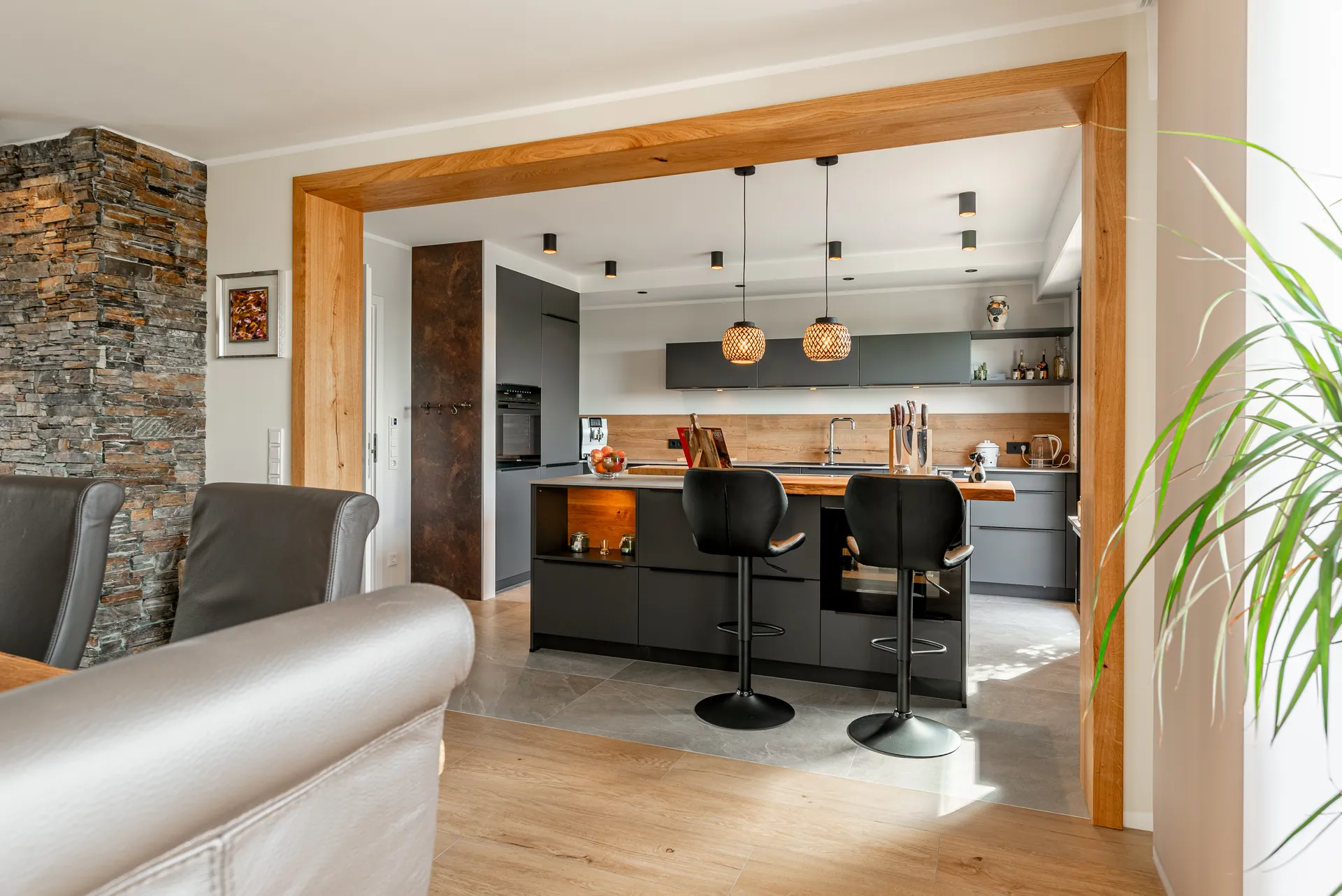 Designküche in Holz – Küche mit Keramik und Holzfront