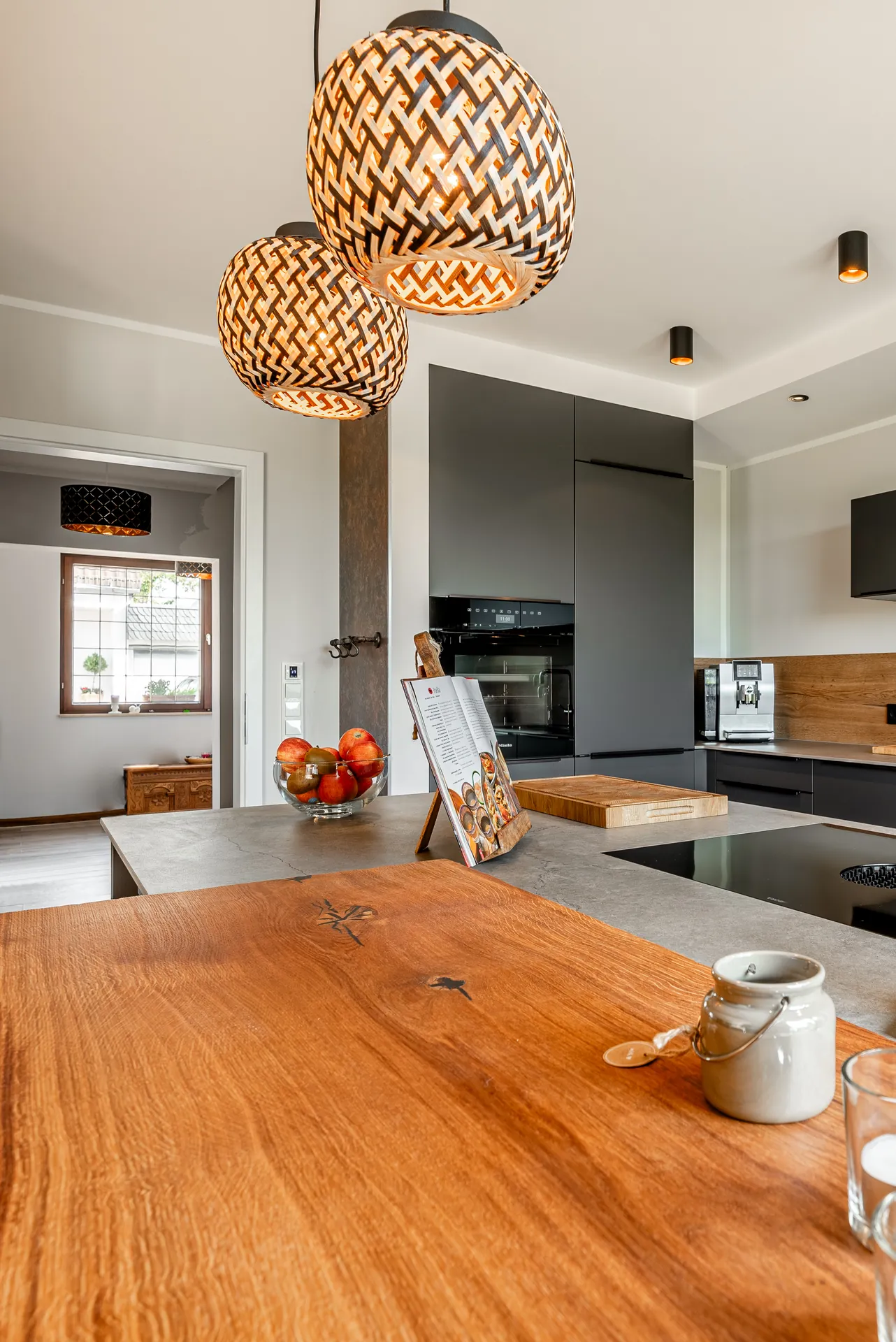 Designküche in Holz – Küche mit Keramik und Holzfront