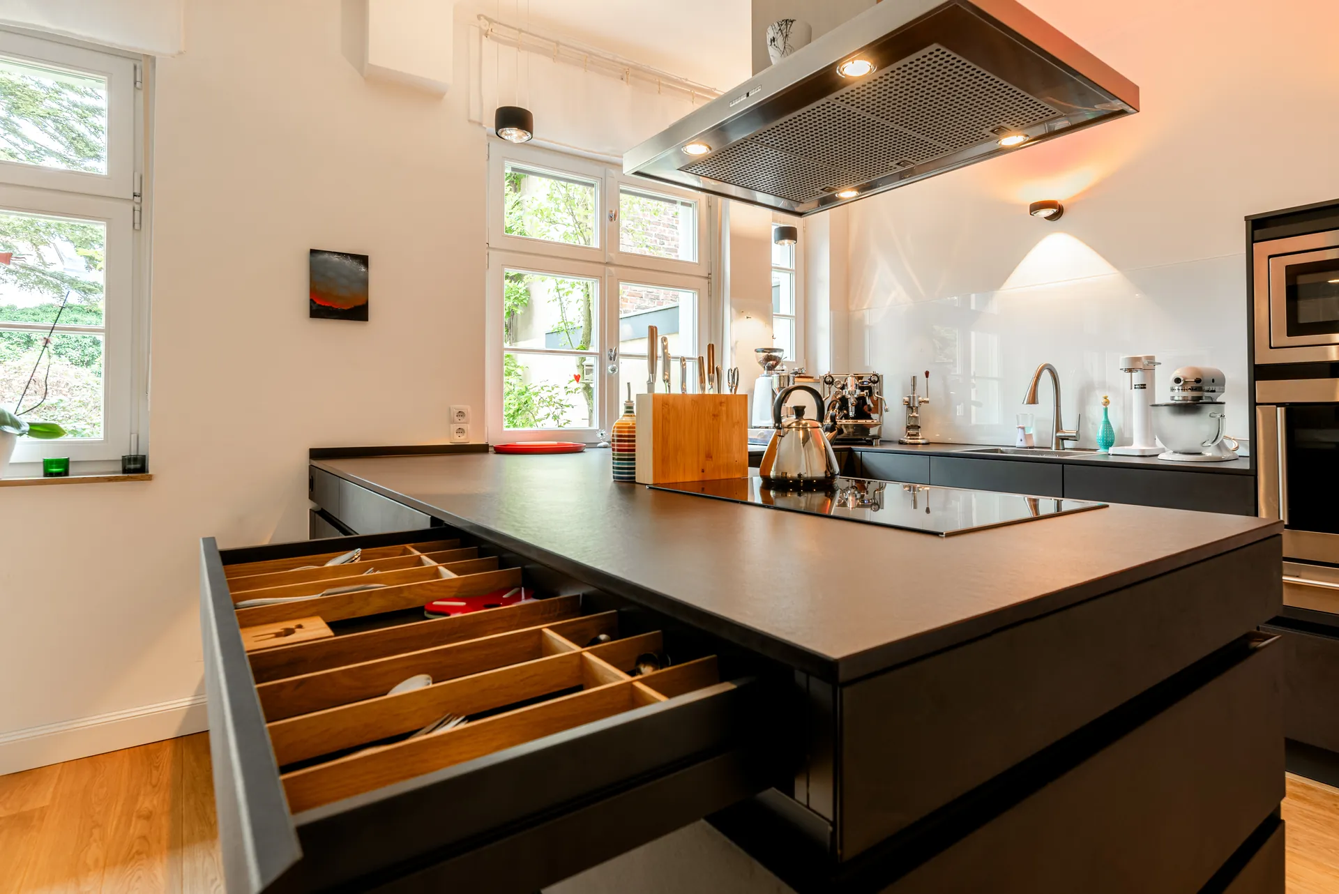 Designküche in Betonoptik – Leicht Küche mit handgespachtelter Oberfläche