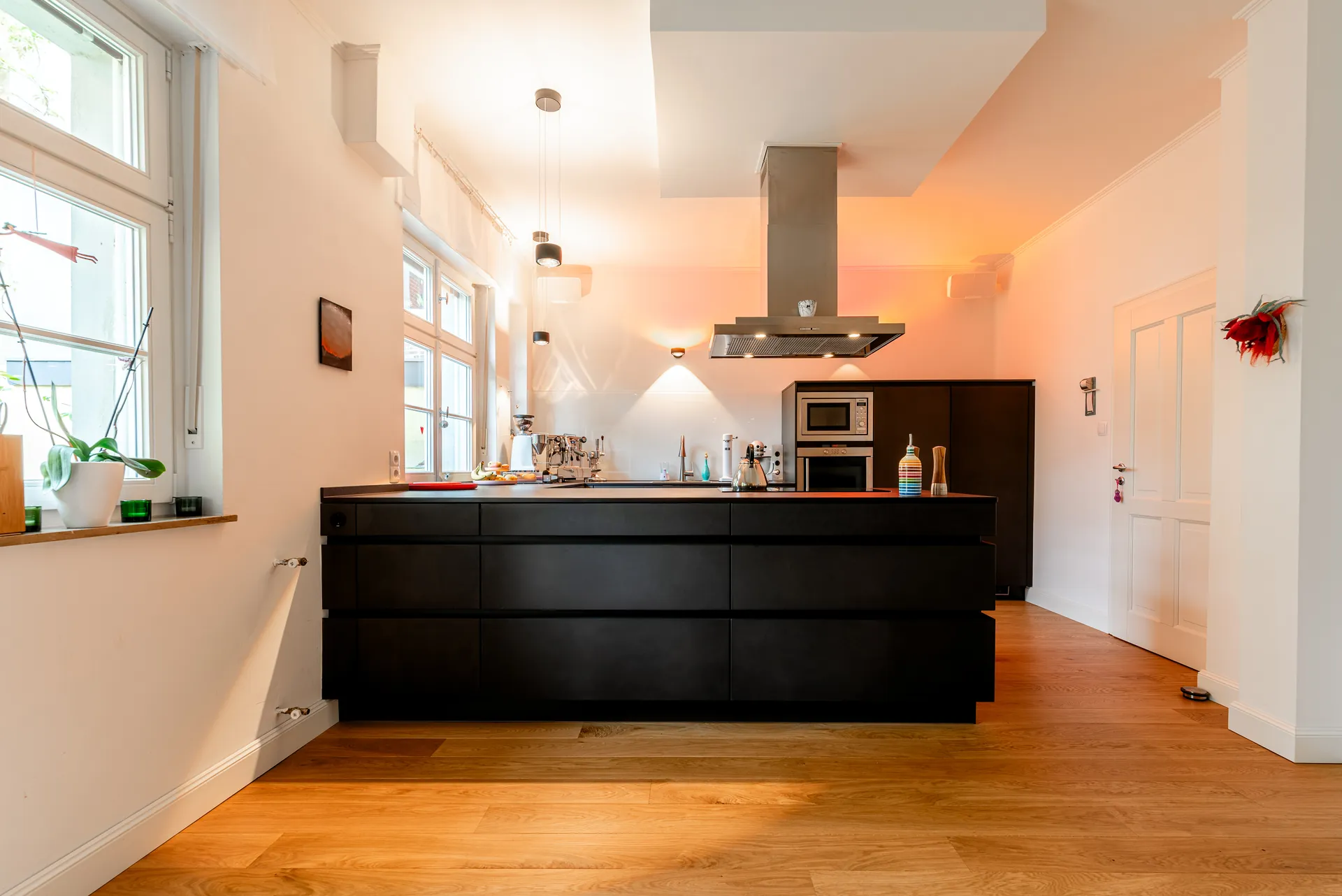 Designküche in Betonoptik – Leicht Küche mit handgespachtelter Oberfläche