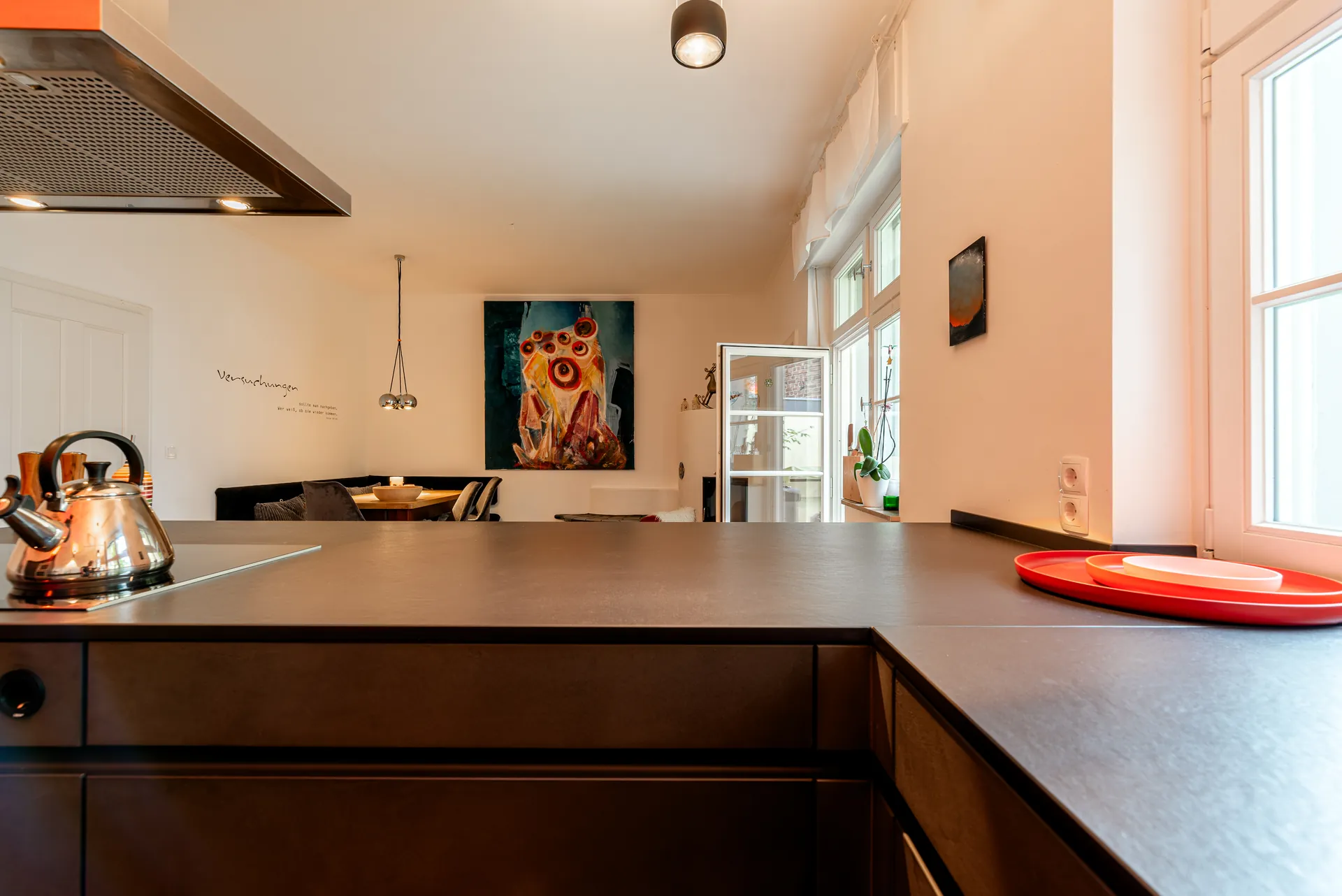 Designküche in Betonoptik – Leicht Küche mit handgespachtelter Oberfläche