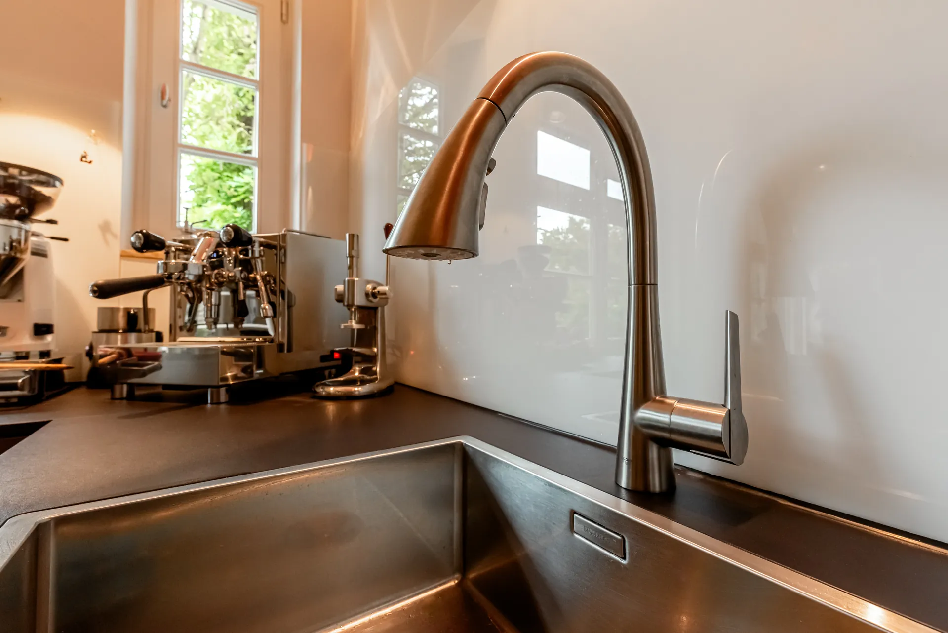 Designküche in Betonoptik – Leicht Küche mit handgespachtelter Oberfläche