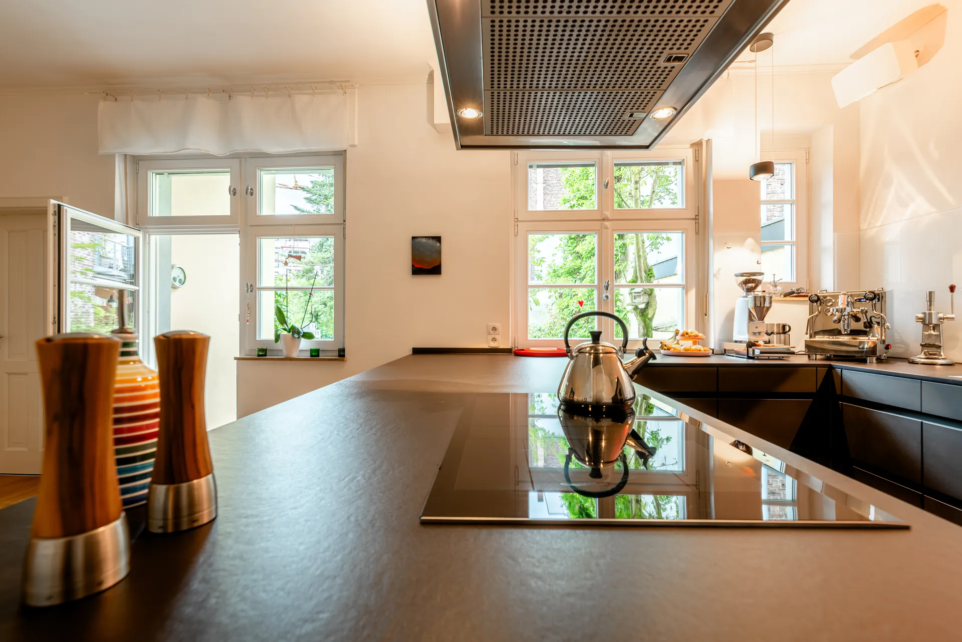 Designküche in Betonoptik – Leicht Küche mit handgespachtelter Oberfläche